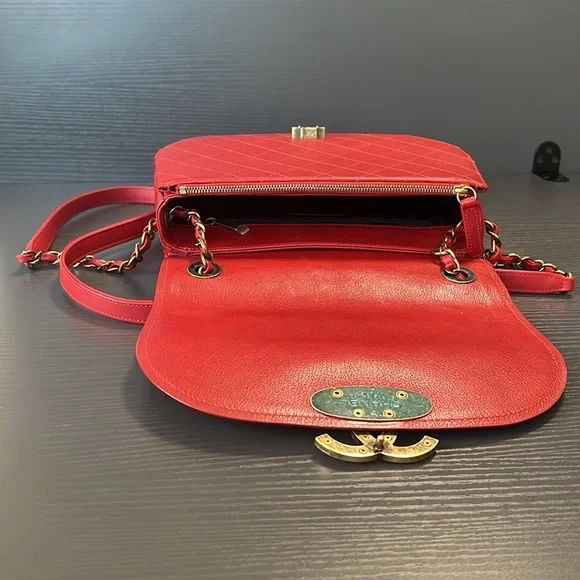 SOLD!❌ Chanel Red Calfskin Coco Curve Flap Medium - Picture 11 of 17
